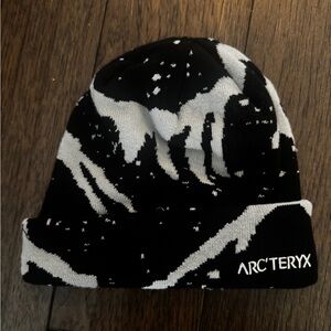 Arc’teryx Grotto Toque Black and Grey